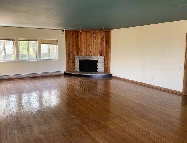 Building Photo - 1411 Edgewater Ave