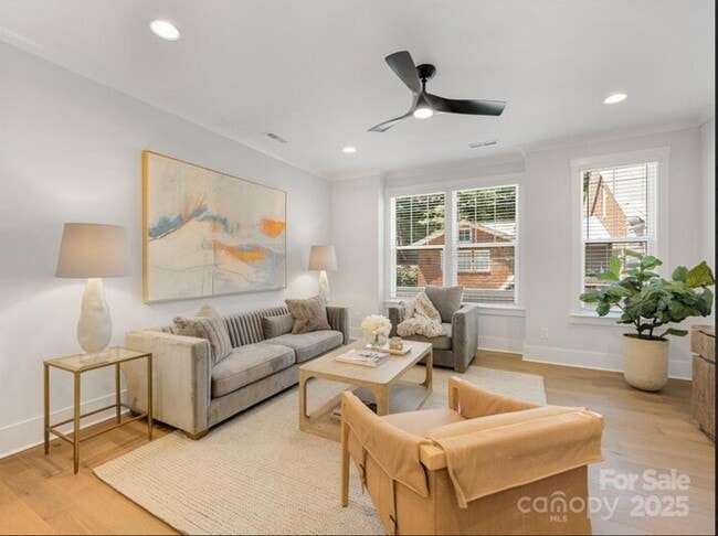 Foto del edificio - Beautiful and spacious 4-bedroom, 5-bath h...