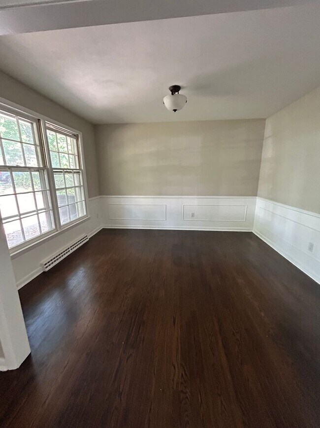 Foto del edificio - 5 bed 2 bath House in a quiet neighborhood