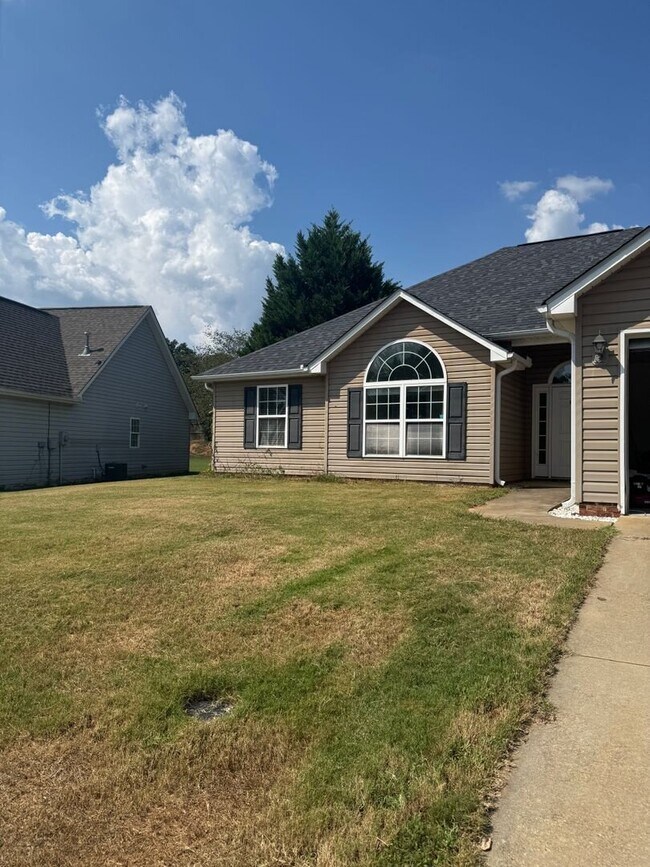 Building Photo - Updated 3 bedroom