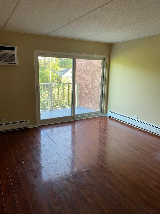 Photo - 300 W Fullerton Ave Apartment