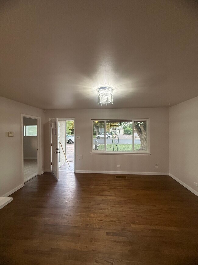 Living Roon - 1701 Lansing St