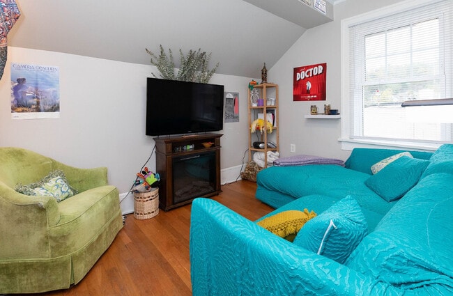 Building Photo - 16 Gracelyn Rd