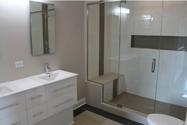 Full Bath - 15 S Hoyne Ave