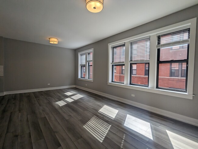 Building Photo - 3933 N Janssen Ave