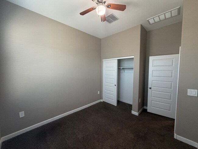 Building Photo - 40916 W Shaver Dr