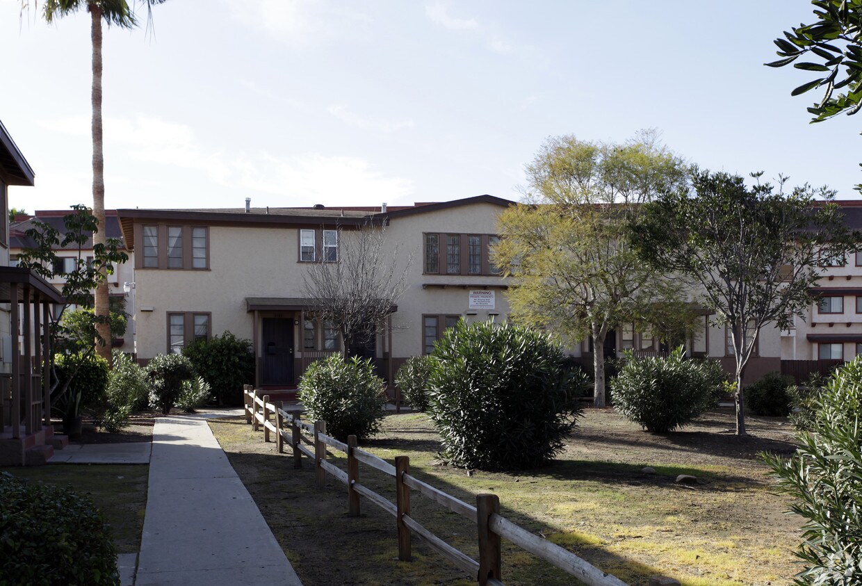 Apartamentos en 2104-2166 Burroughs ¡St - 2104-2166 Burroughs St