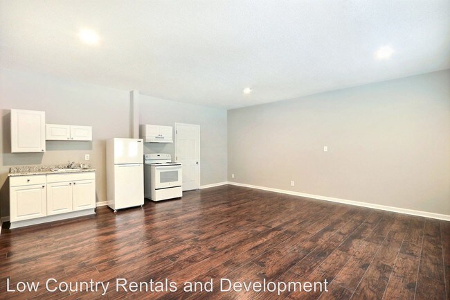 Building Photo - 708 W Victory Dr