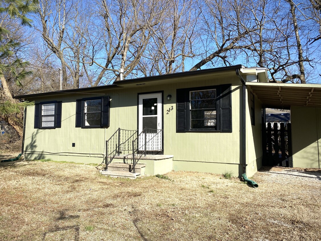 Primary Photo - 213 E Swiss Lane Ct