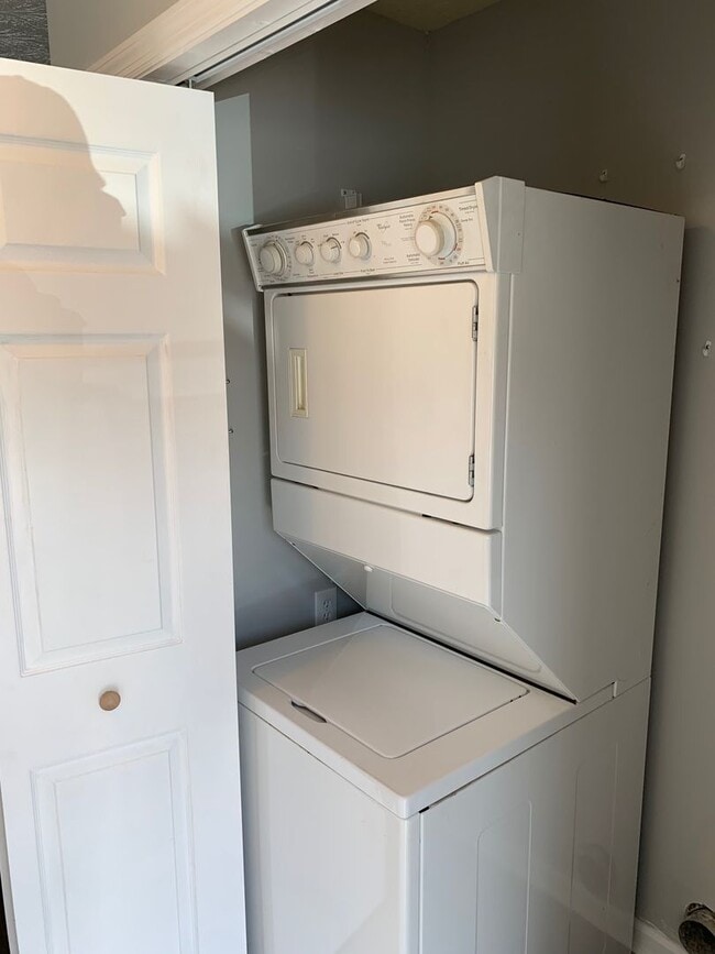 Building Photo - Donahue Crossing Three Bedroom Townhome