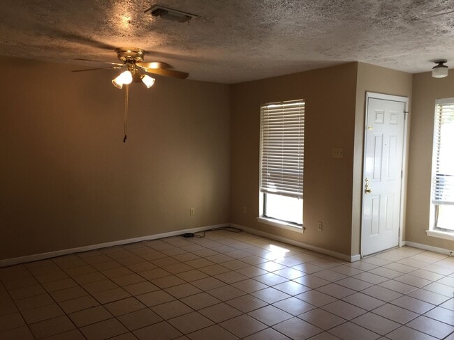 Foto del edificio - 2435-2437 Colgate