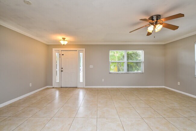 Building Photo - 5595 Sunrise Dr