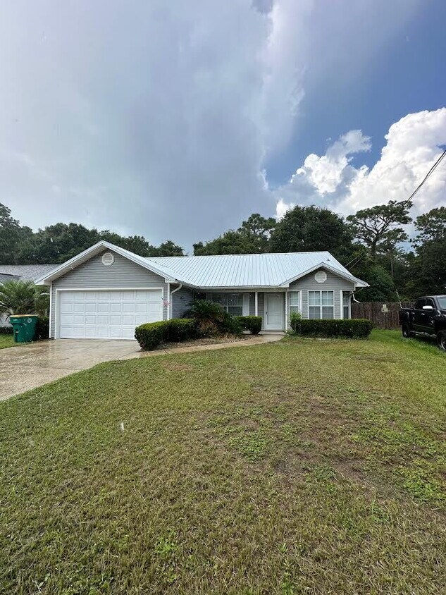 Foto principal - "Charming 3-Bed home with 2 Baths in Fort ...