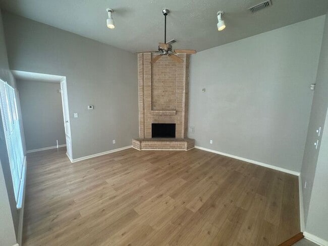 Foto del edificio - 2038 Woodland Hills Dr