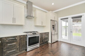 Building Photo - 318 Ennis St