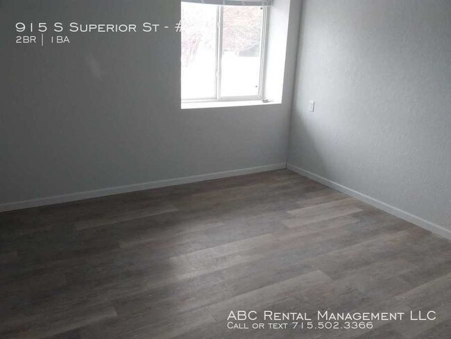 Building Photo - Retro-Modern 2 Bedroom Handicap Accessible
