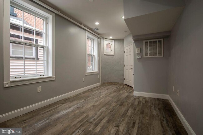 Building Photo - 927 Clinton St