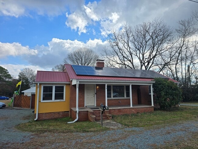 Foto del edificio - Charming Pittsboro Bungalow with Screened Porch & Fully Fenced Yard