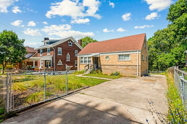 Foto del edificio - 583 Rosemont Avenue