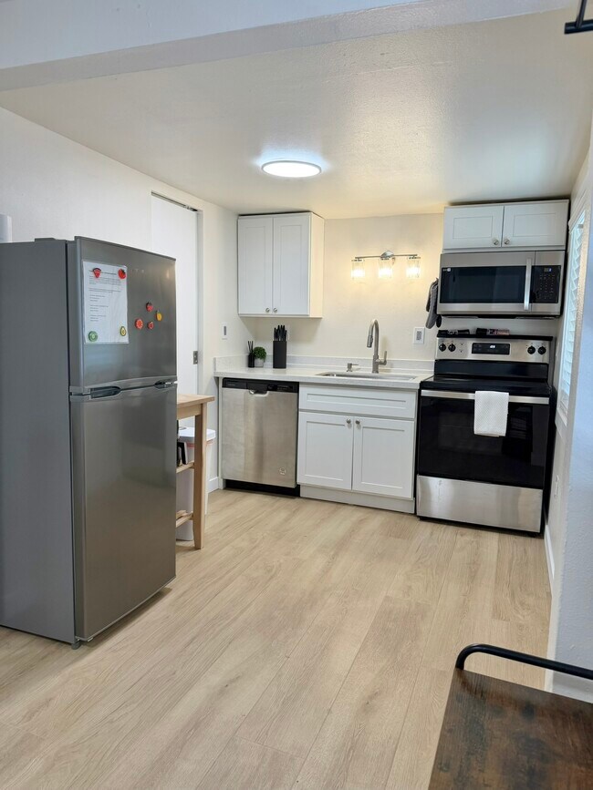 Building Photo - 506 Studio Unit