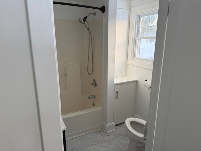 Foto del edificio - 236 Glenmont Rd