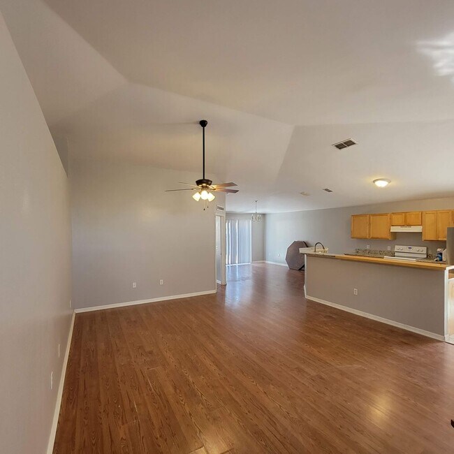 Building Photo - Available July 8th 3 bed 2 baths