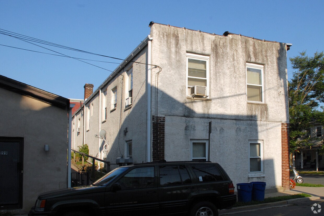 Building Photo - 31 Elm St