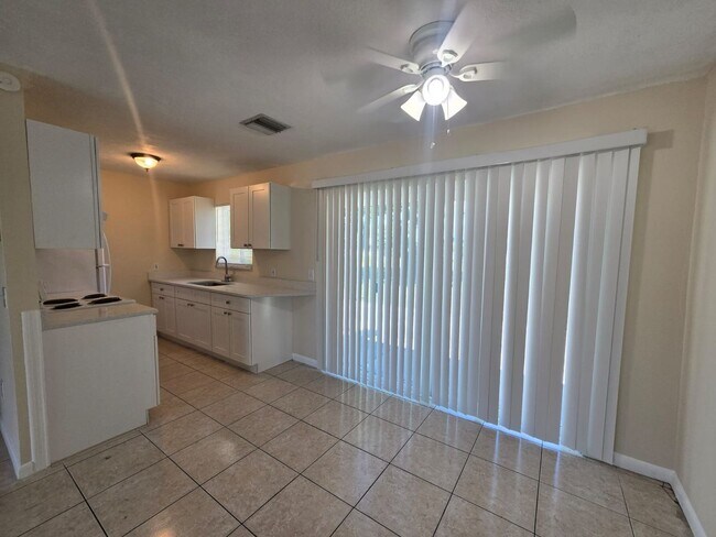 Building Photo - Spacious Riviera Beach Rental with Large B...
