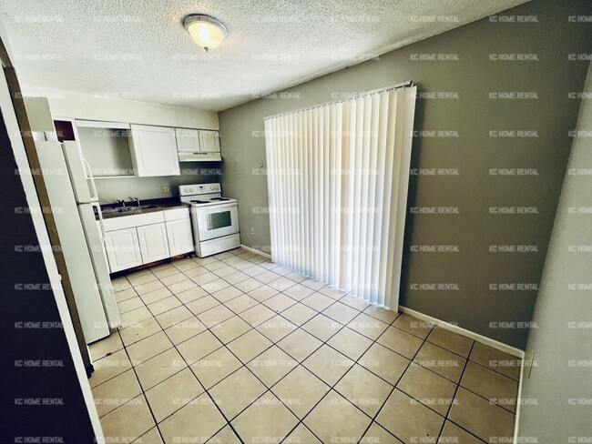Foto del edificio - Bright 2 bedroom 1 bath duplex in Lees Sum...