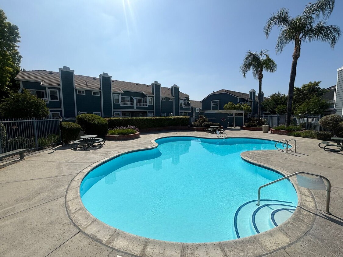 Foto del edificio - COMING SOON! Beautiful 2-Bedroom Townhome in Simi Valley!