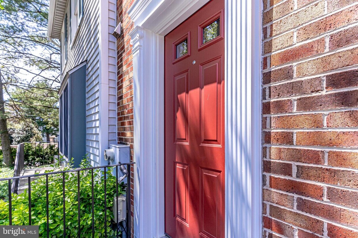 2041 N Glebe Rd, Arlington, VA 22207 Townhome Rentals in Arlington VA