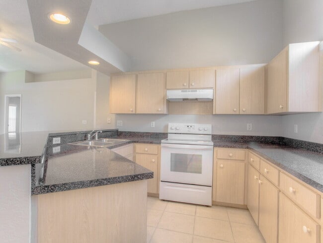 Building Photo - 4944 Palm View Dr N