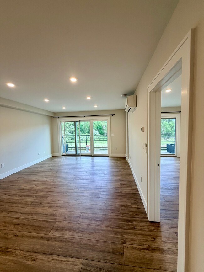 Building Photo - 1001 River Dr