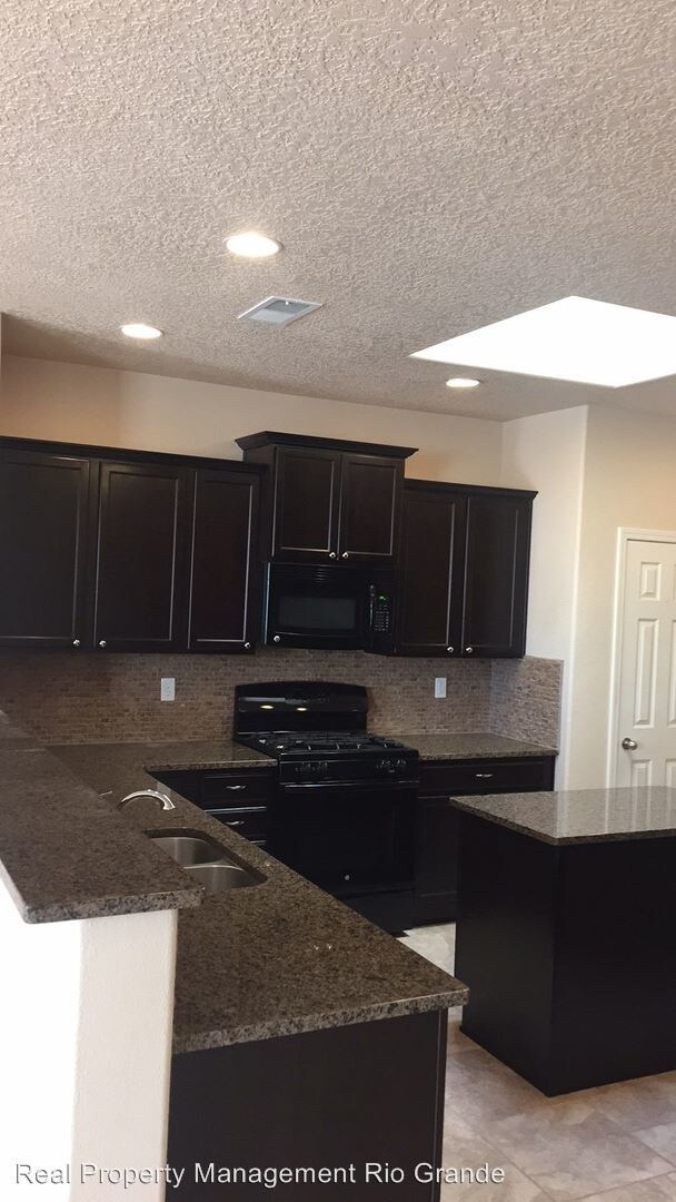 Foto del edificio - 8620 Mock Heather Rd NW