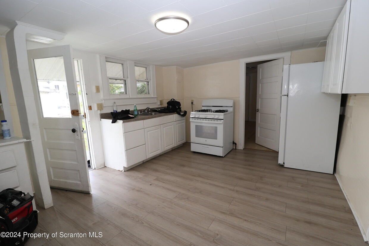 Primary Photo - 221 Pittston Ave