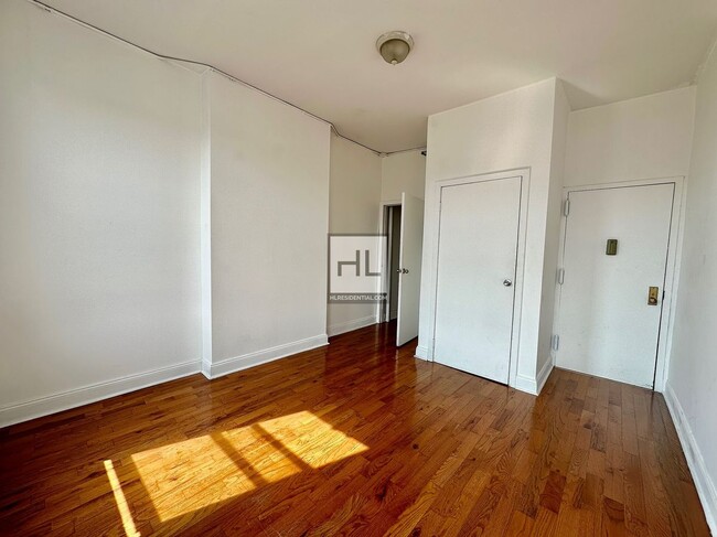 Building Photo - Spacious Bushwick 2-Bed 1-Bath / Great Loc...