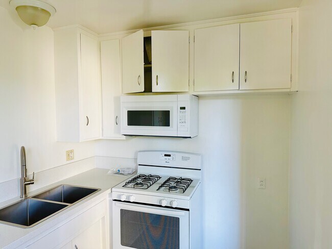 Kitchen - 7533 Lexington Ave