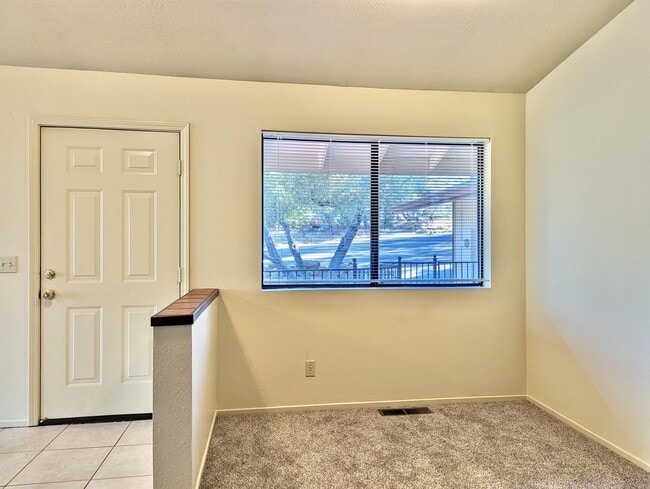 Foto del edificio - 16481 Tony Ct