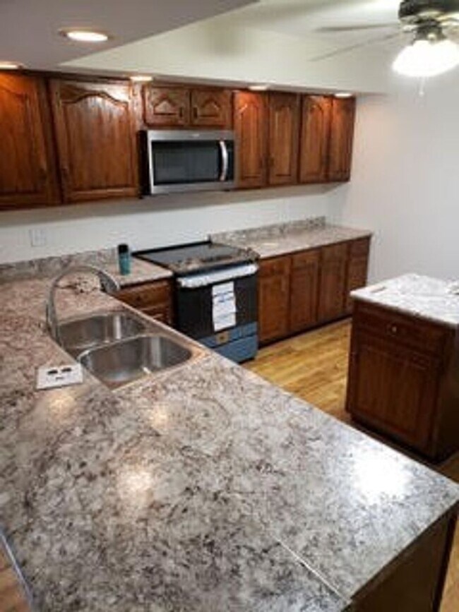 Foto del edificio - 504 Mountain Breeze Ln