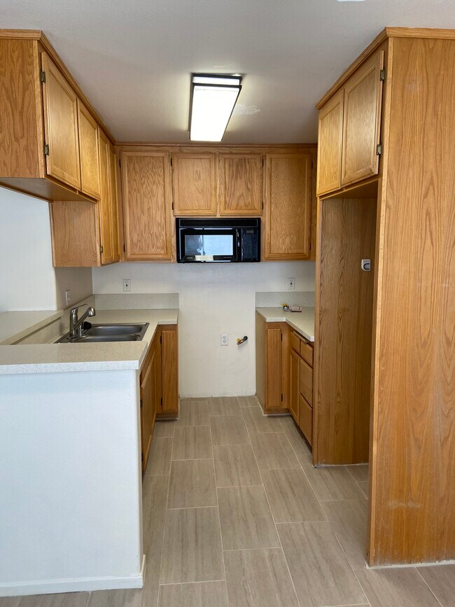 kitchen - 2470 Corinth Ave