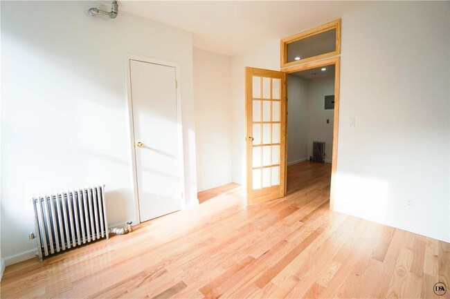 Foto del edificio - 339 E 6th St