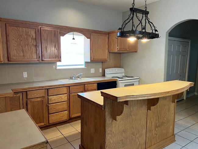 Foto del edificio - 4 bedroom 2 and a half bathroom single fam...