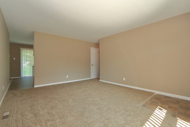 Building Photo - 1341 Columbus Dr