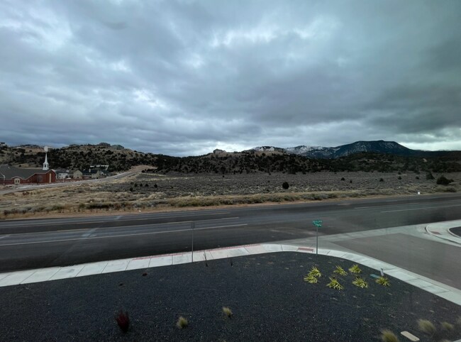 Foto del edificio - Small dog Friendly!! 4-6 Month Lease!