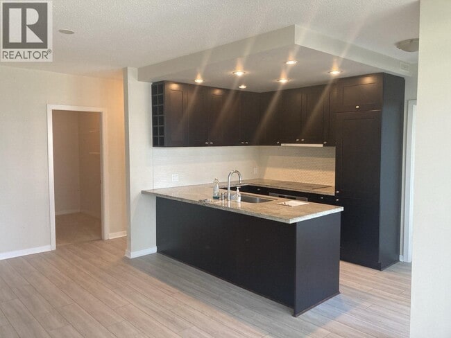 Photo du bâtiment - 821-821 Cambie St.