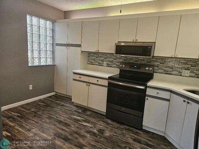 Building Photo - 5267 Europa Dr