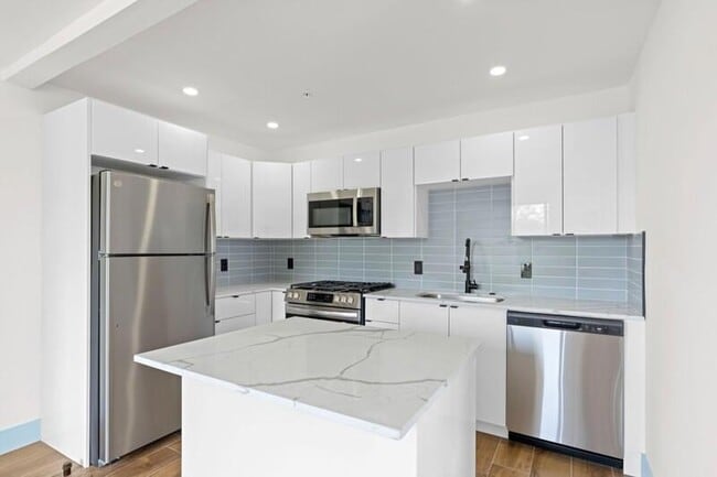 Building Photo - 2032 N Dixie Highway Unit 3