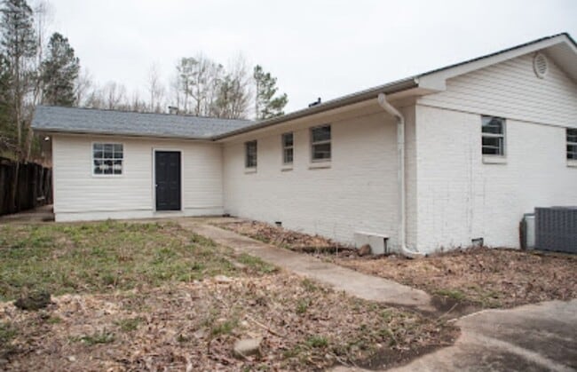 Building Photo - Renovated 3/2 Home & 2/1 Apartment