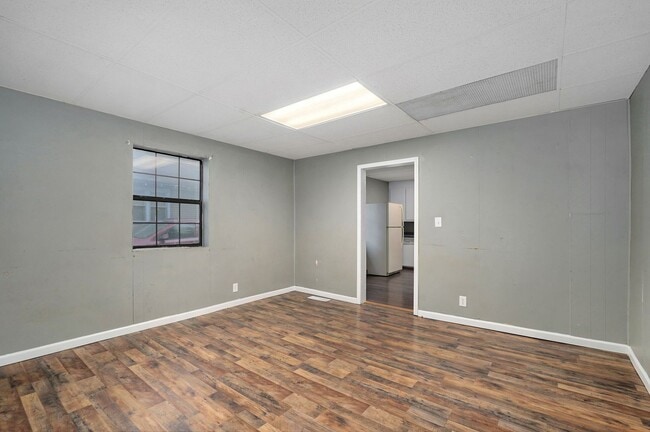 Building Photo - Charming and Updated Home on a Quiet Stree...