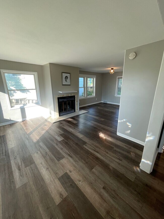 Building Photo - Available September - 2 Bedroom, 1 Bath New Reno!